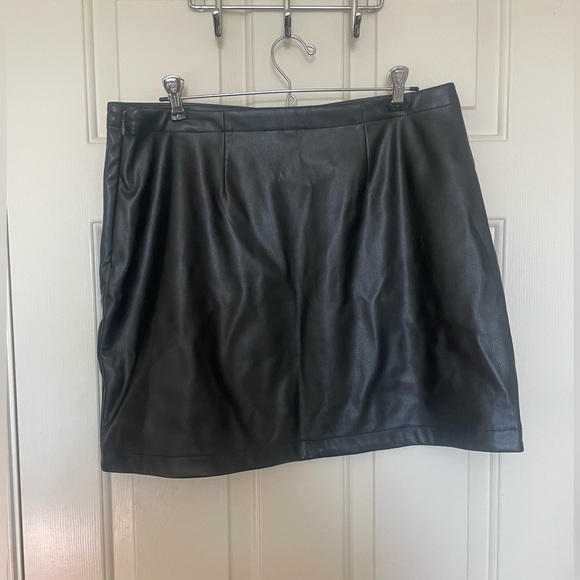 GAP black Faux leather skirt size large - Picture 4 of 7